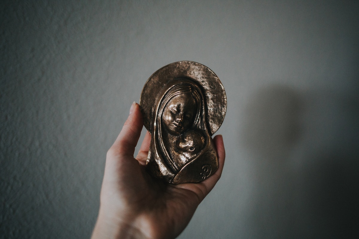 Sculpture de la Vierge Marie en métal ancien.