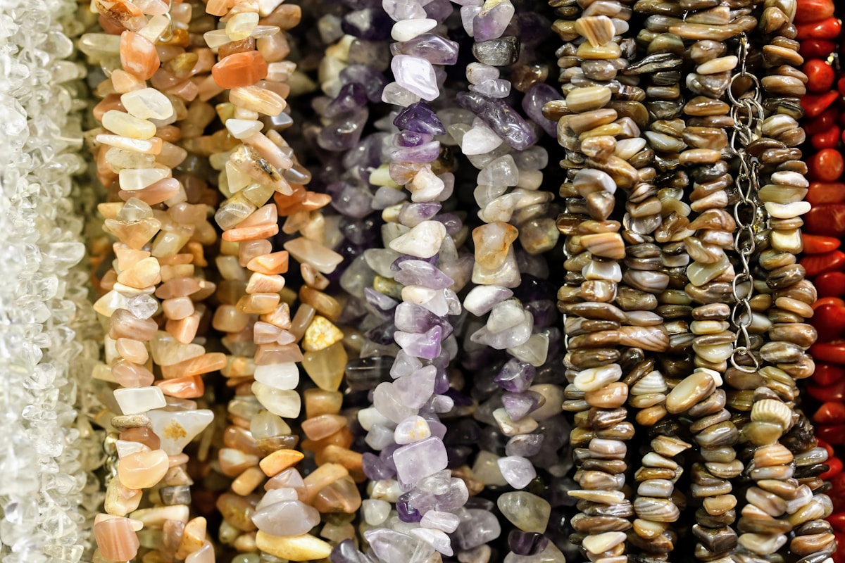Assortiment de pierres précieuses et de grains de céréales colorés.
