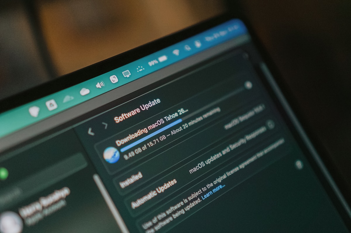 Écran d'ordinateur affichant une mise à jour logicielle de macOS Tahoe.