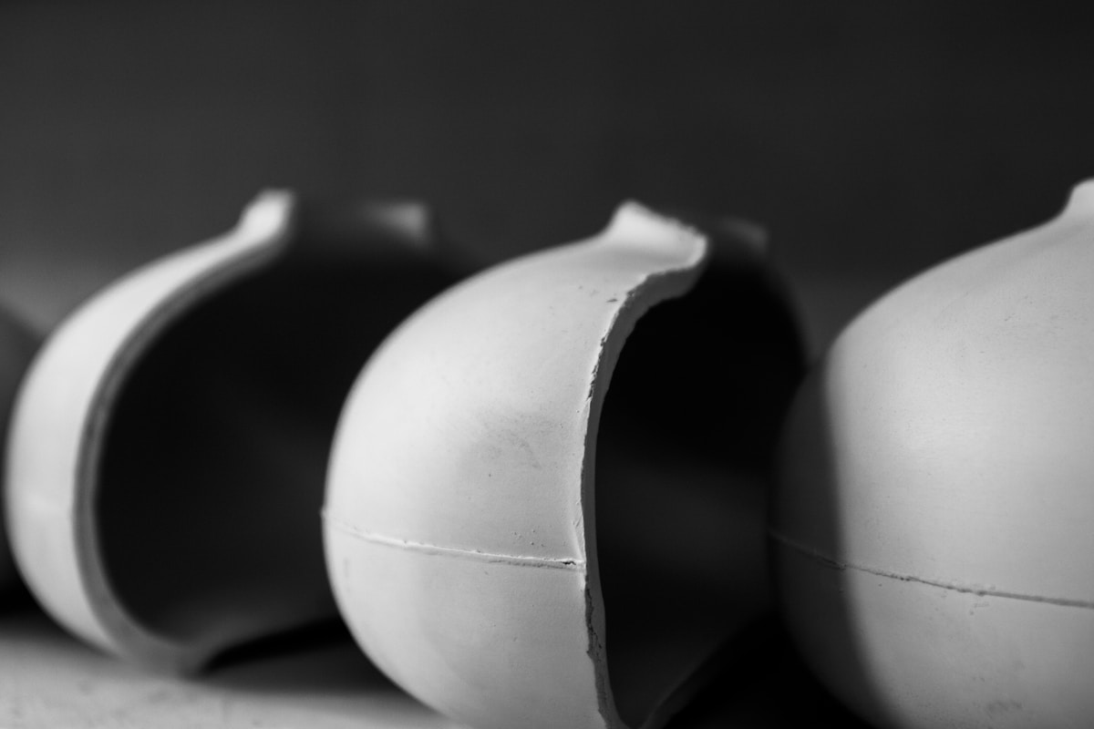Tuyaux en métal blanc et noir en gros plan.