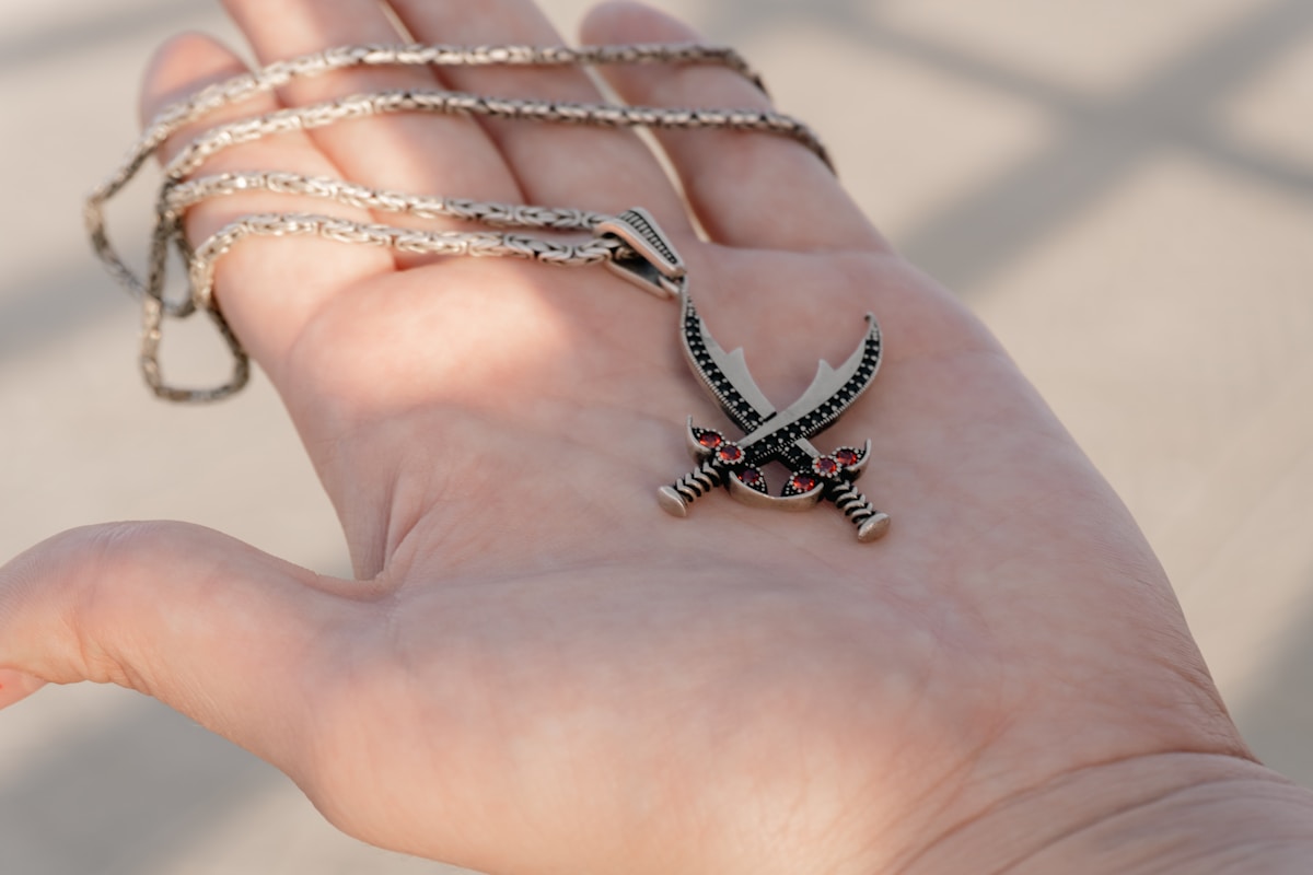 Main féminine avec bracelet et pendentif étoile de mer.