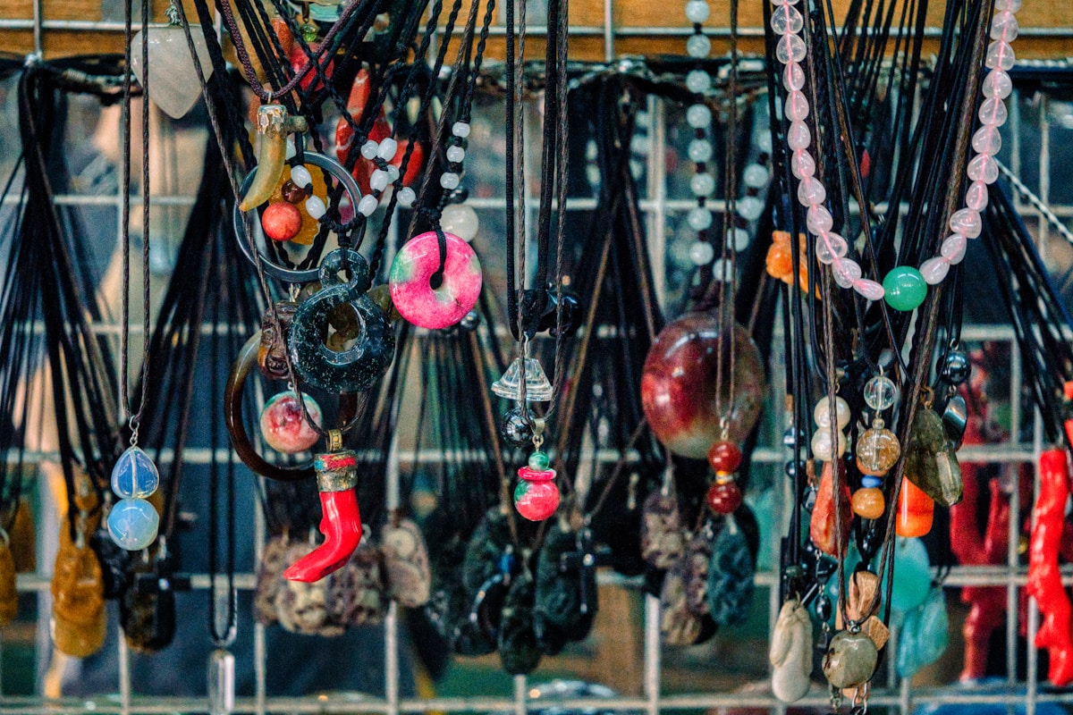 Collier coloré avec divers pendentifs et perles.