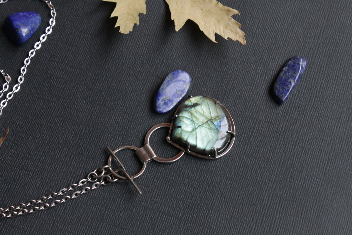 Bijoux en pierres précieuses, feuilles d'automne, collier en métal.