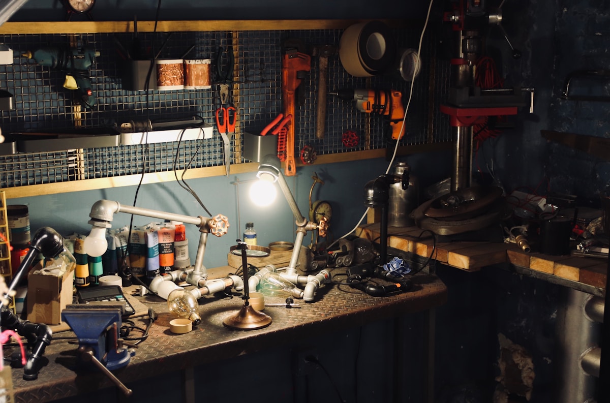 Atelier de bricolage encombré d'outils et d'accessoires divers.