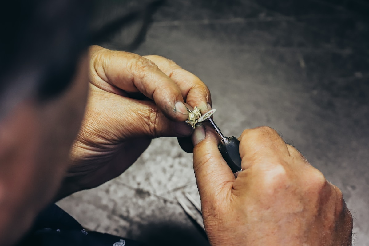 Mains d'un homme utilisant un coupe-ongles pour se couper les ongles.