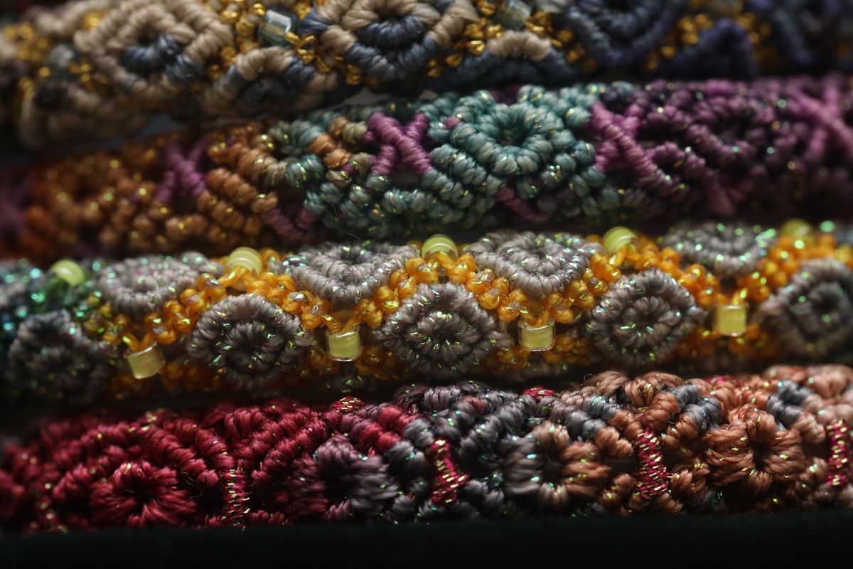 Motifs floraux multicolores brodés avec des perles dorées.