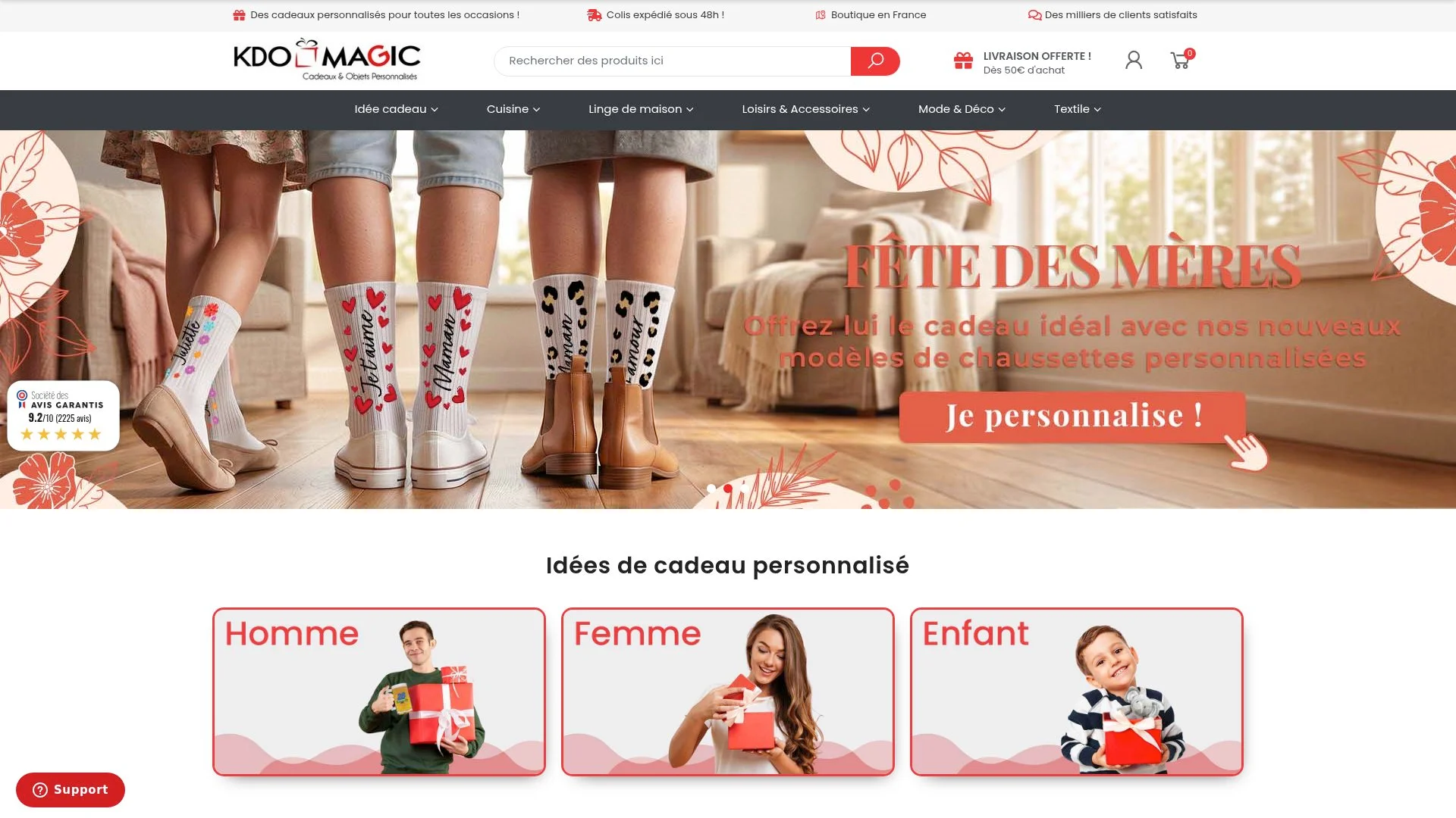 Chaussettes personnalisées avec motifs de cœurs et de fleurs, présentées sur un site web de cadeaux personnalisés.