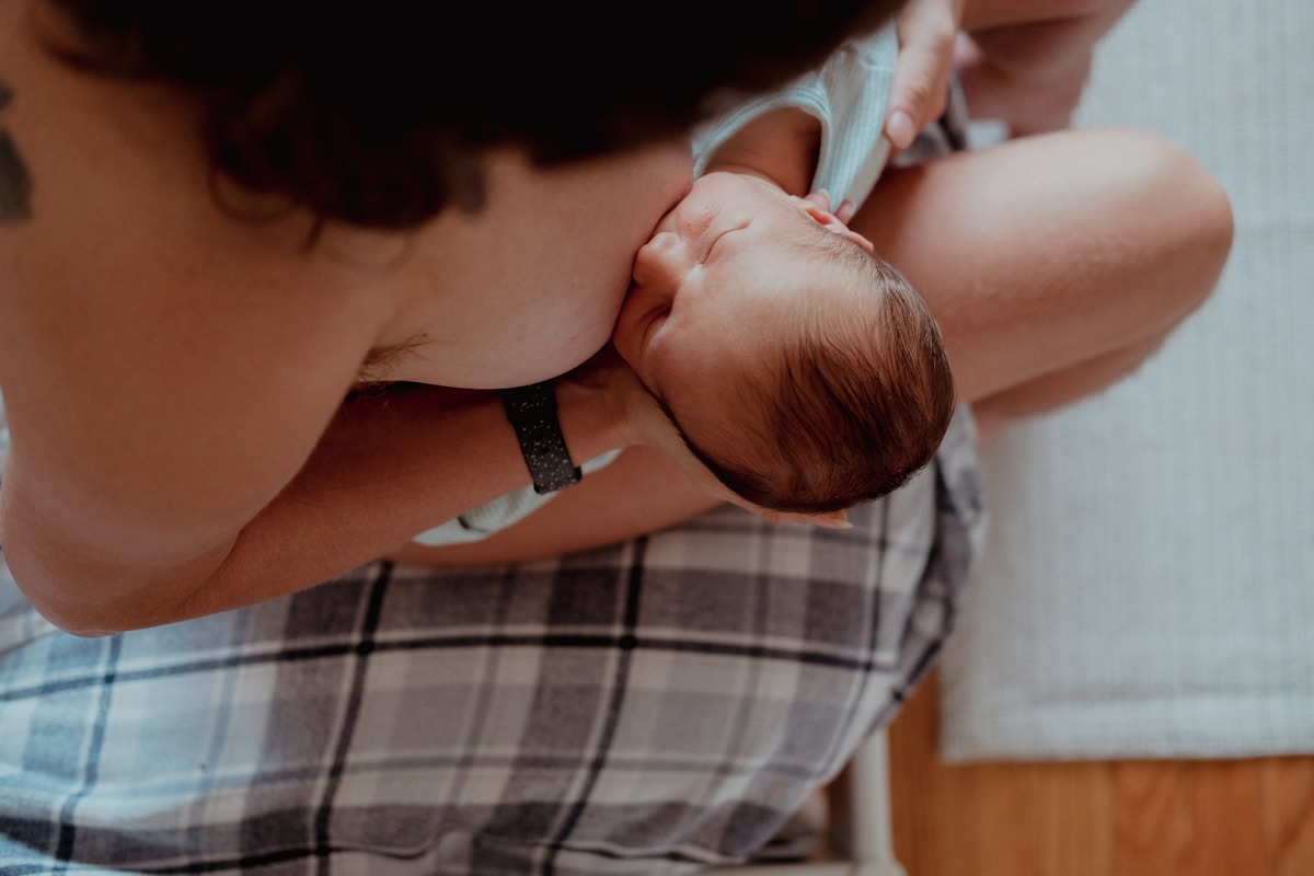 Mère tenant tendrement son bébé nouveau-né dans ses bras.