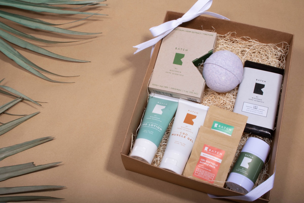 Boîte cadeau contenant des produits de soins à base de CBD.