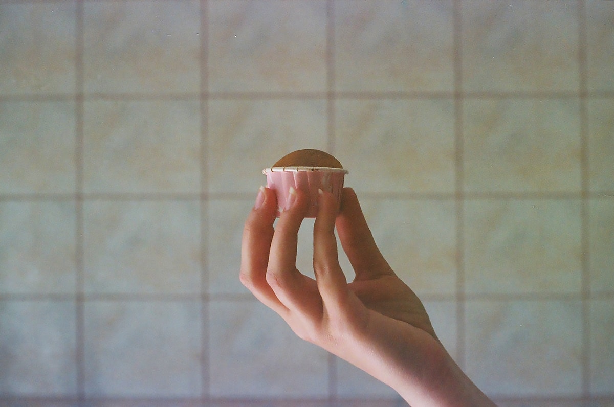 Main tenant une capsule de café.
