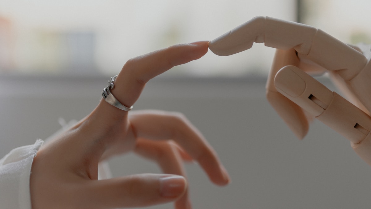 Mains féminines portant un bracelet, tenant un objet flou.