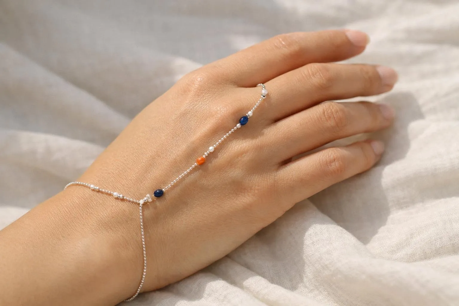 Bracelet en argent avec pierres précieuses colorées.