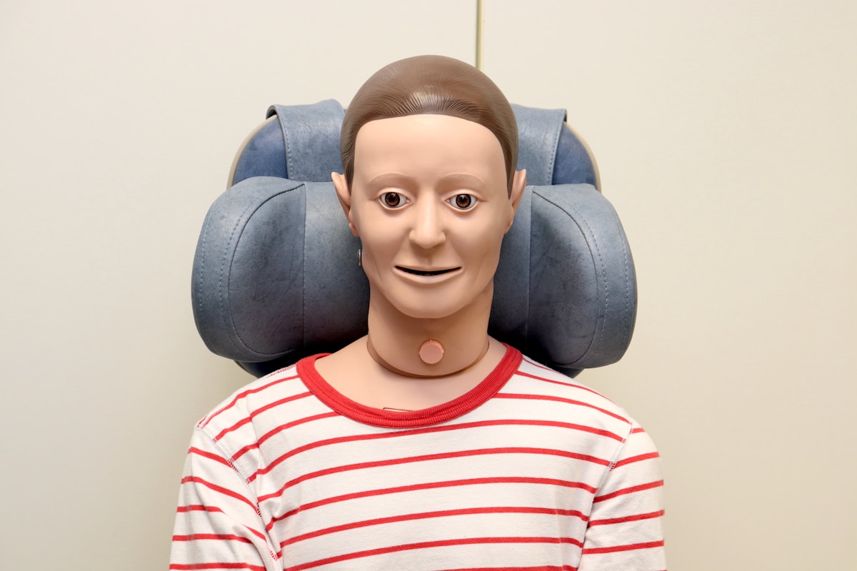 Mannequin de test de sécurité automobile avec casque de protection.
