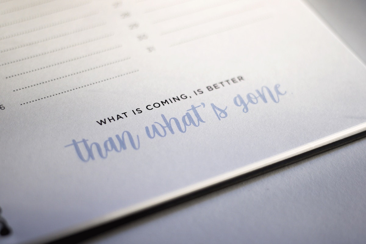Texte manuscrit sur papier blanc: "What is coming, is better than what is gone".