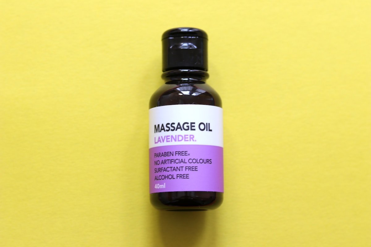 Bouteille d'huile de massage à la lavande, sans paraben, sans couleurs artificielles.