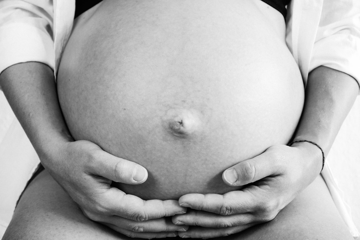 Abdomen masculin en noir et blanc, gros plan sur le nombril.