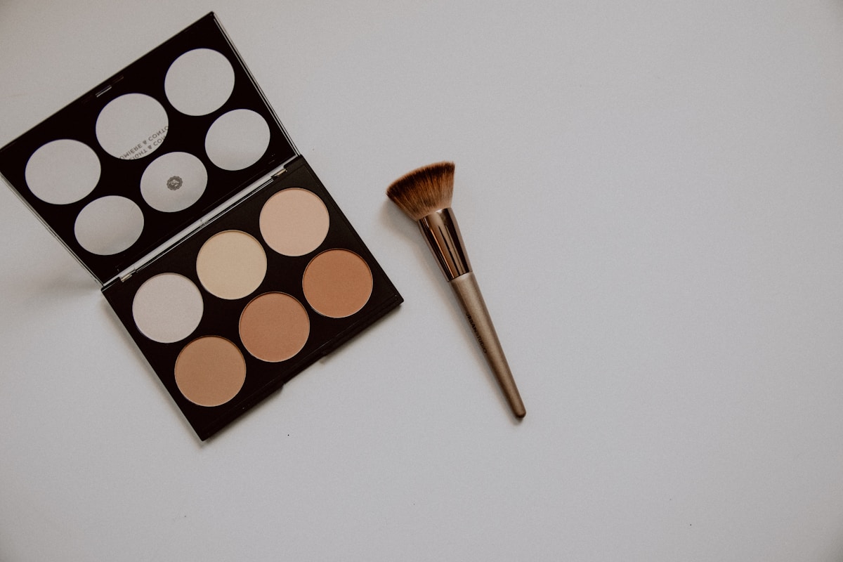 Palette de maquillage avec pinceaux de maquillage.