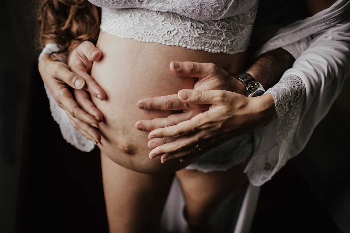 Étreinte tendre et intime d'un couple dans un moment d'intimité.