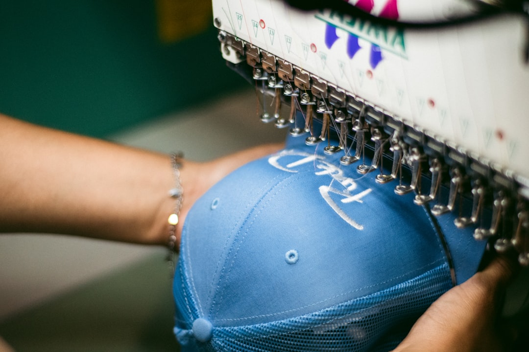 "Broderie professionnelle sur polo : détail du fil et du tissu lors de la création d'un logo avec une machine à broder, prix