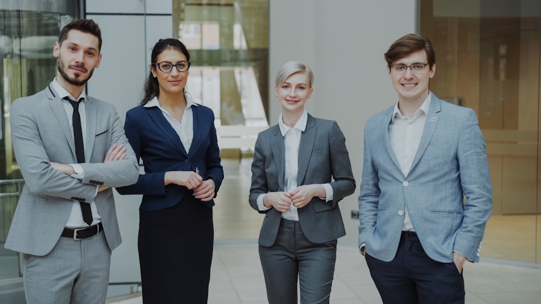 Équipe de petites entreprises en polo brodés avec logo, ambiance professionnelle, vêtement pro avec prix compétitifs en brode