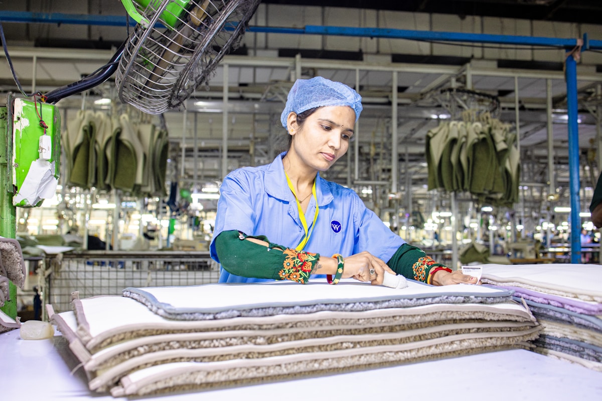 Ouvrière dans une usine textile, travaillant sur des tissus.
