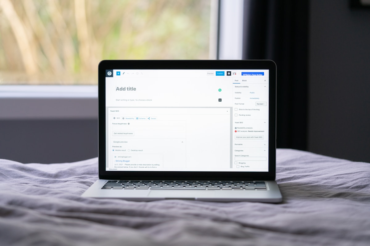 Ordinateur portable ouvert sur une interface de création de contenu.