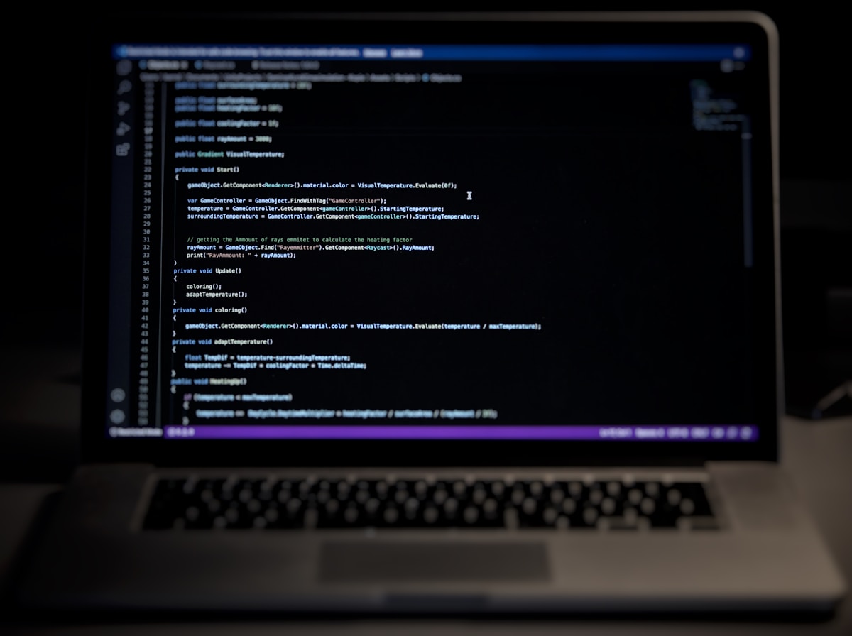 Code source d'un programme informatique affiché sur un écran d'ordinateur portable.