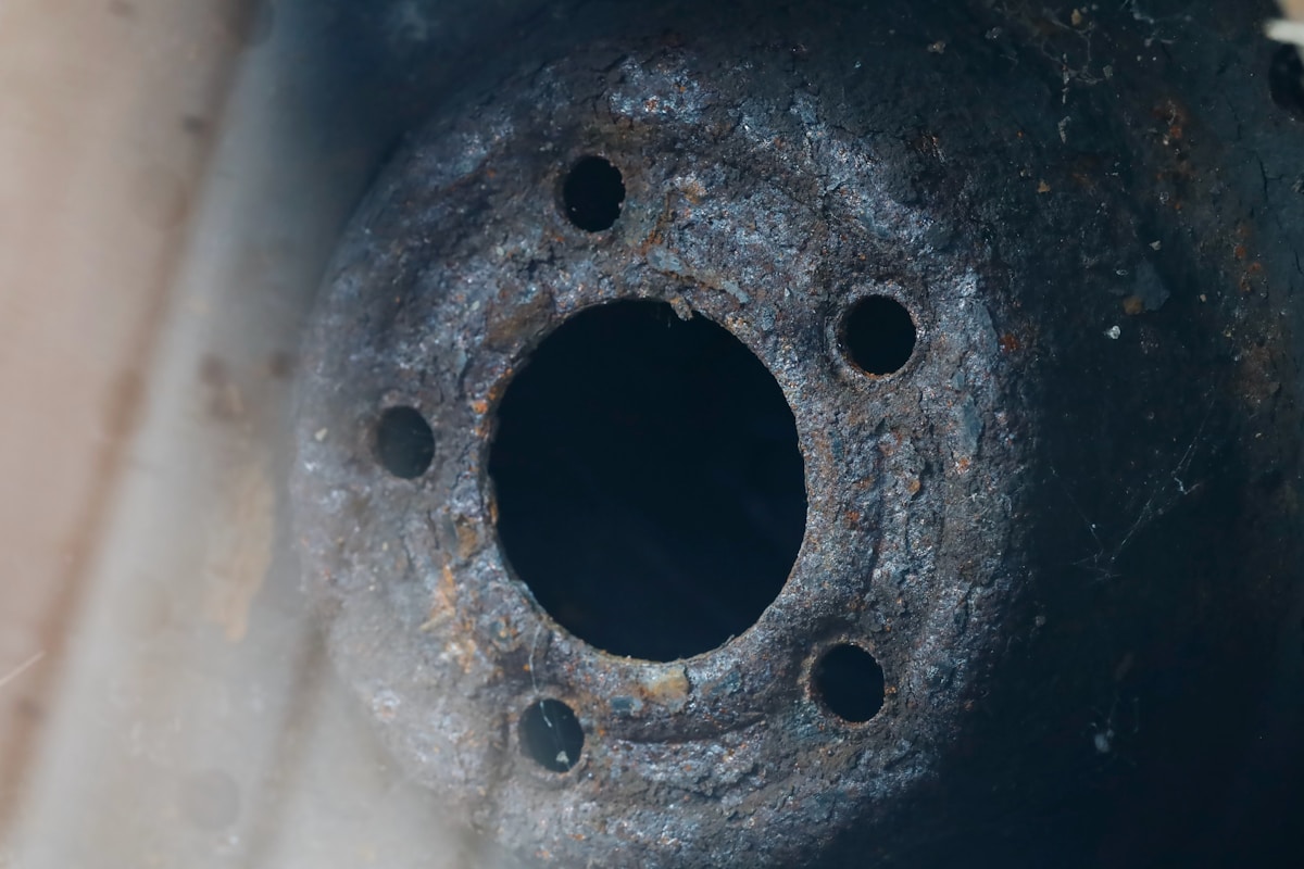 Trous noirs et surface rouillée d'un métal ancien.