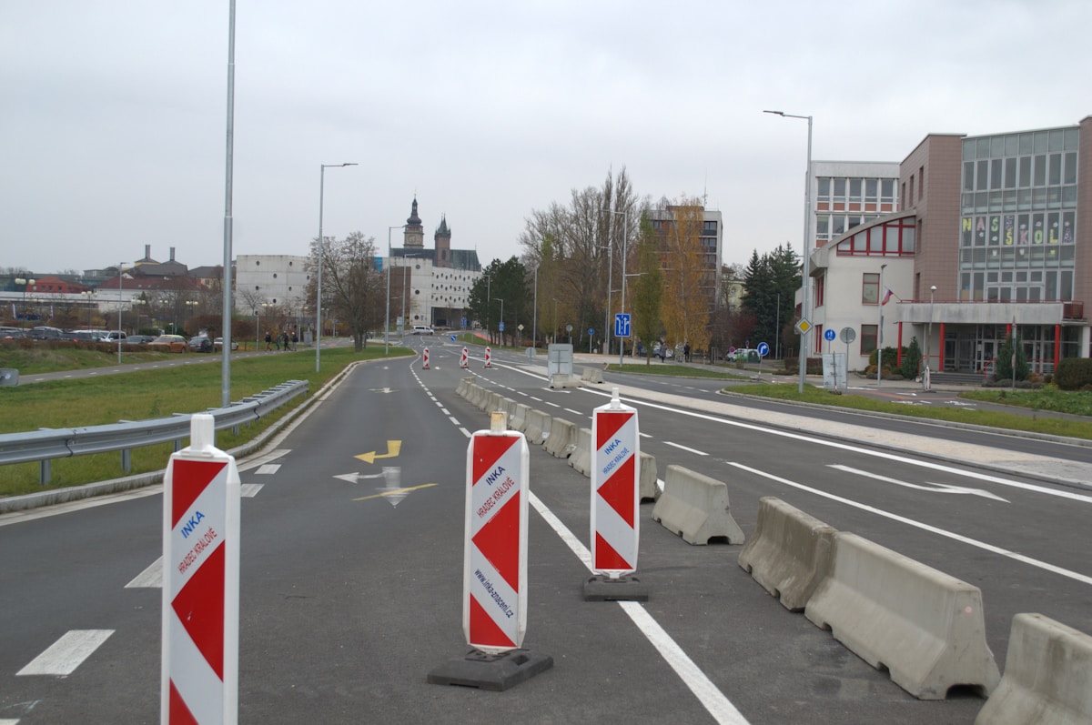 Route urbaine avec signalisation routière et bâtiments en arrière-plan.
