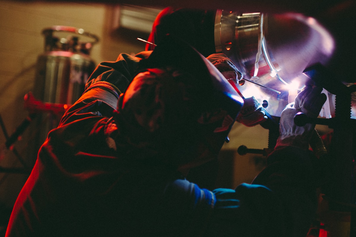 Soudeur en action, travaillant avec un équipement de protection.