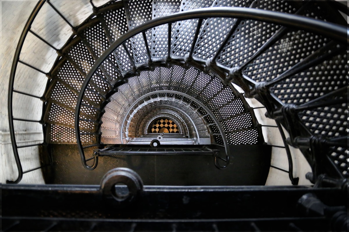 Escalier en colimaçon avec motifs géométriques en métal.