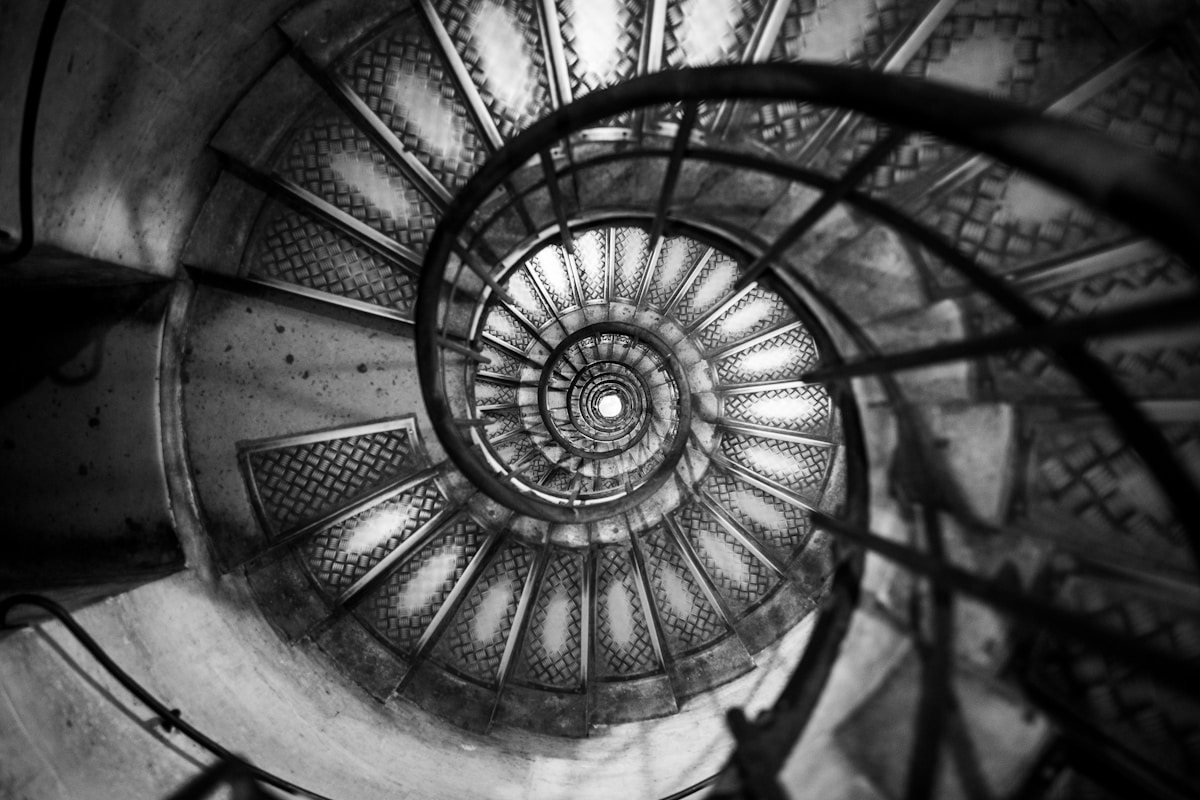 Escalier en colimaçon en spirale, motifs géométriques complexes.