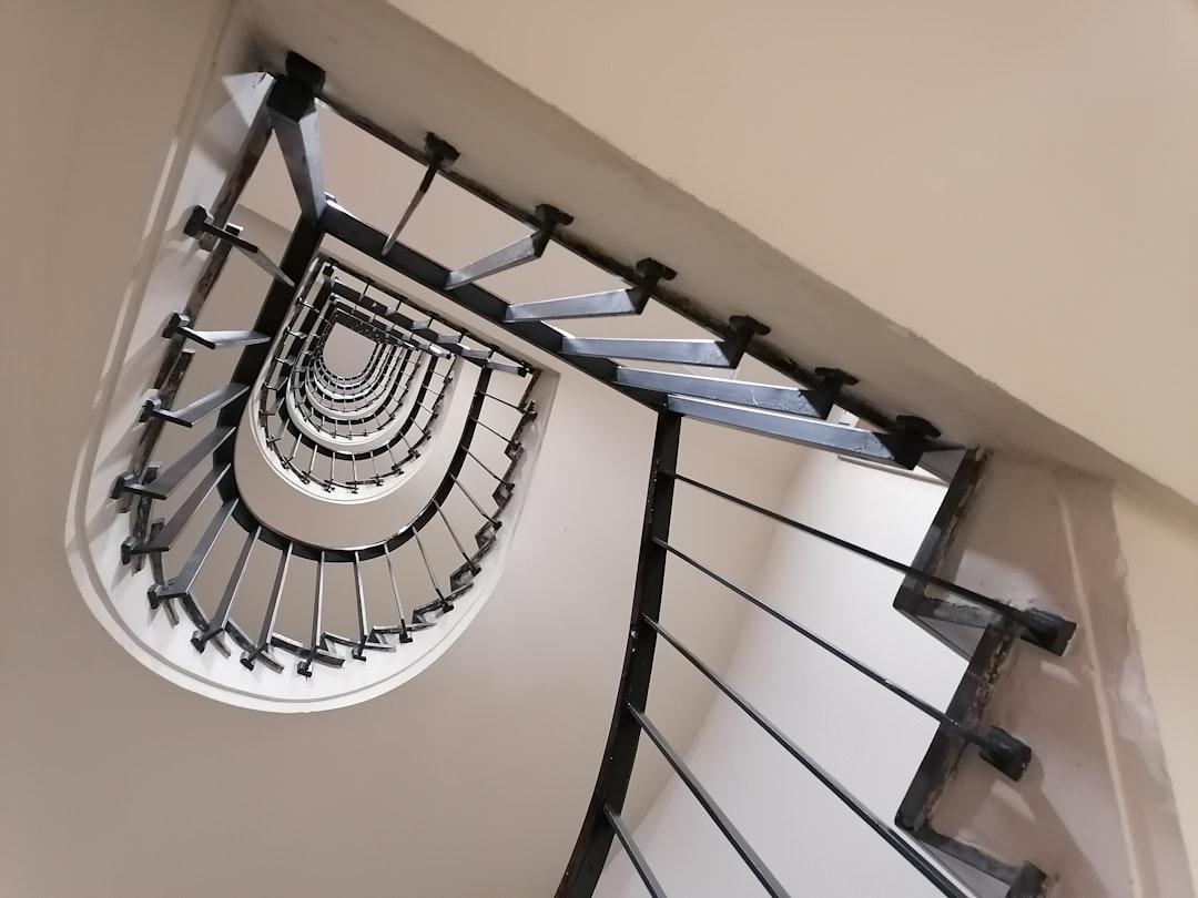 escalier colimaçon métal - a spiral staircase in a house with a skylight