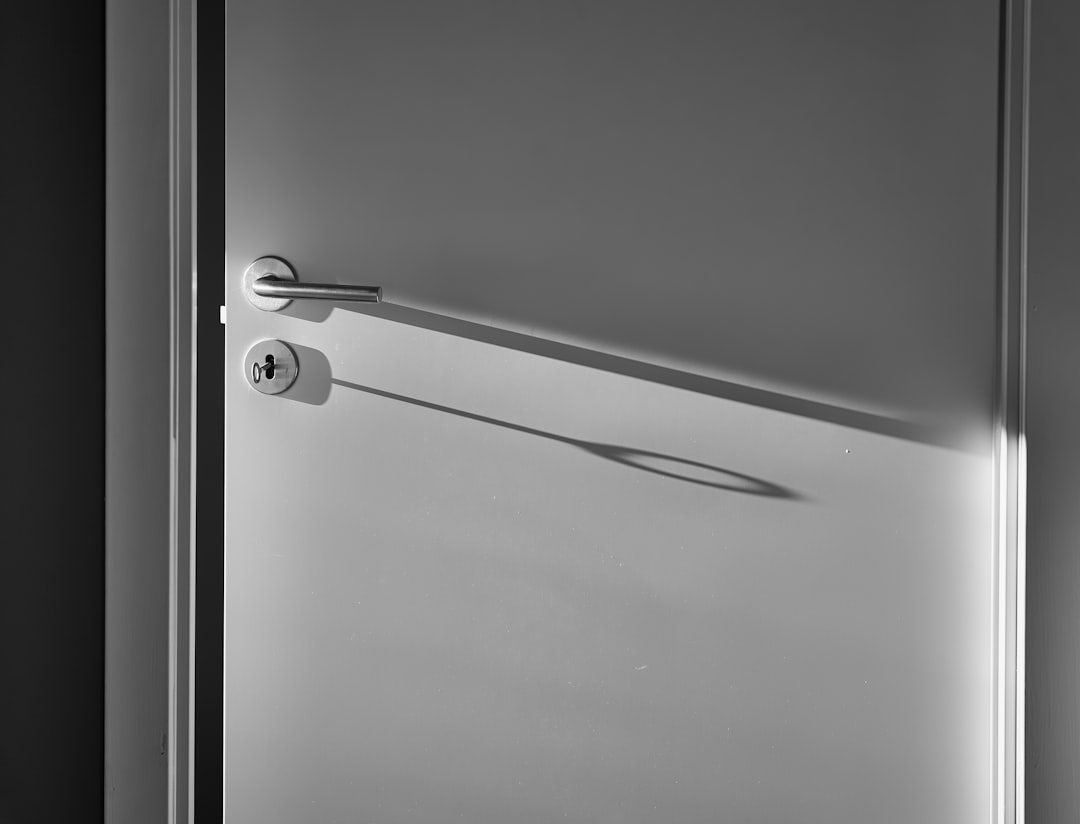 porte thermique acier performante - white wooden door with silver door lever