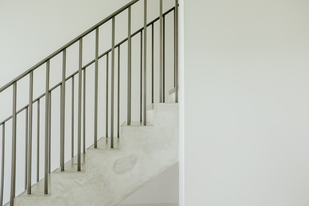 pose escalier structure métallique - staircase with gray steel rail