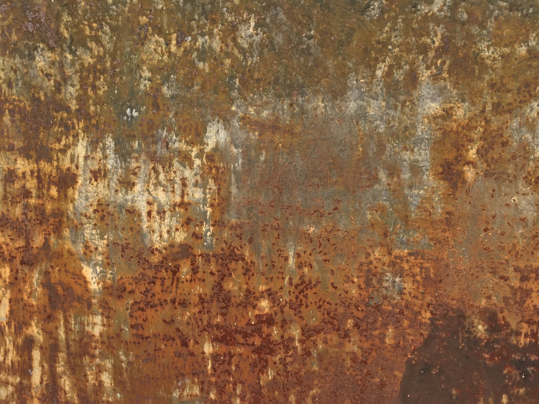 métal résistant corrosion extérieure - a rusted metal surface with lots of rust on it