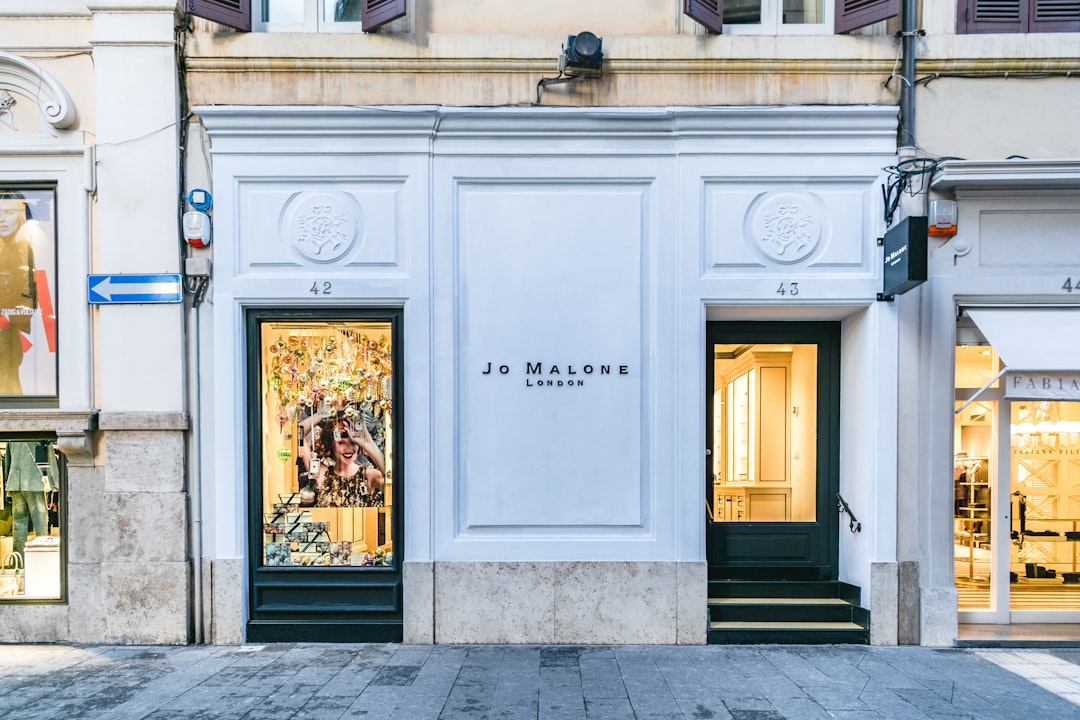 valoriser maison par design - Jo Malone concrete building