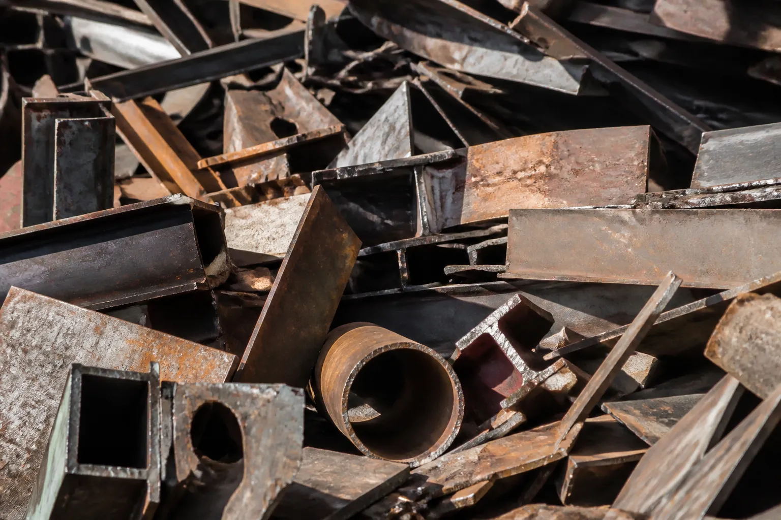 Fragments de métal rouillés et déchets industriels.