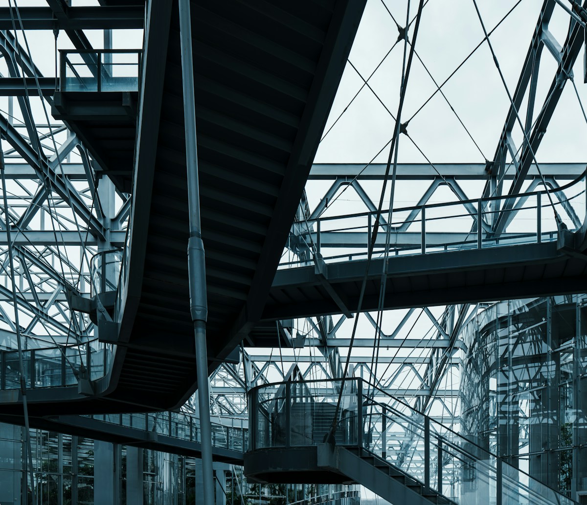 Structure métallique complexe avec des éléments géométriques.