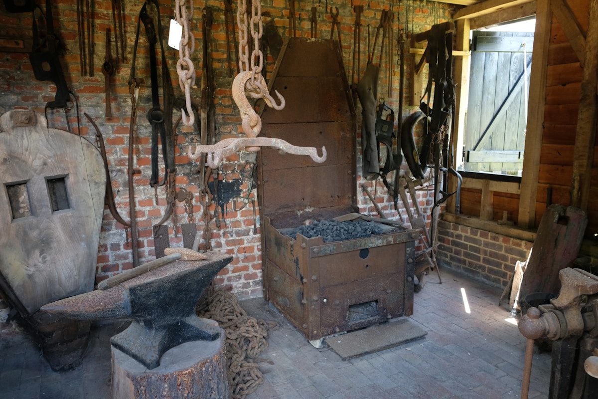 Atelier de forgeron avec outils et équipements anciens.