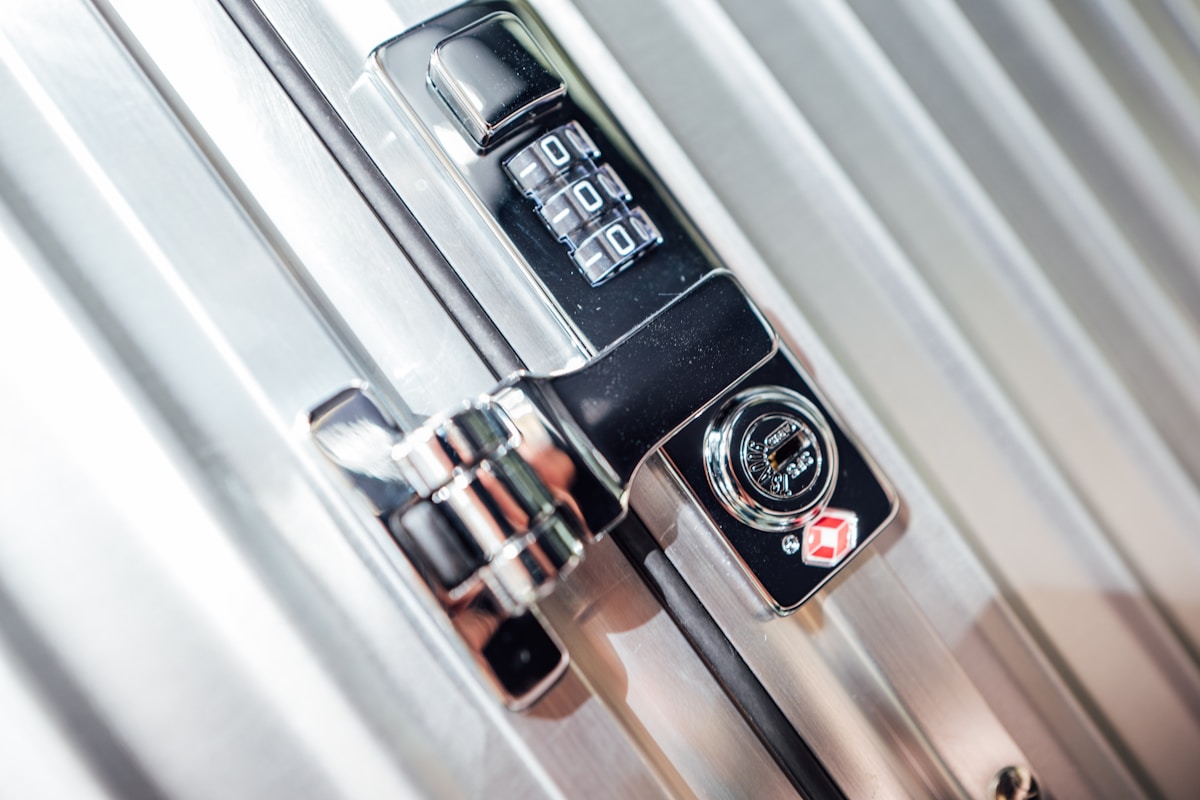 Serrure de porte en métal chromé avec un cadran numérique.