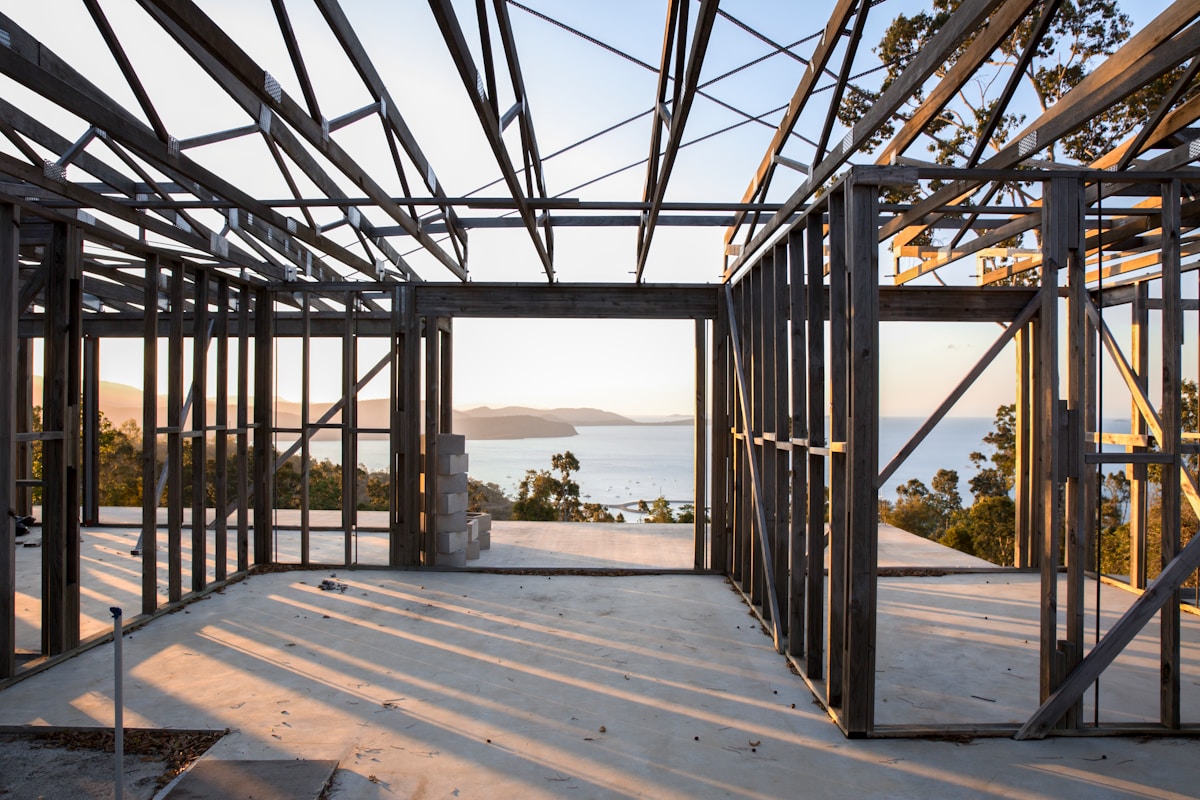 Cadre de construction en acier avec vue sur l'océan.