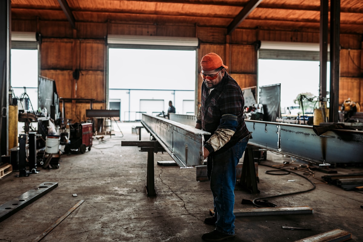 Ouvrier dans un atelier de construction en bois.