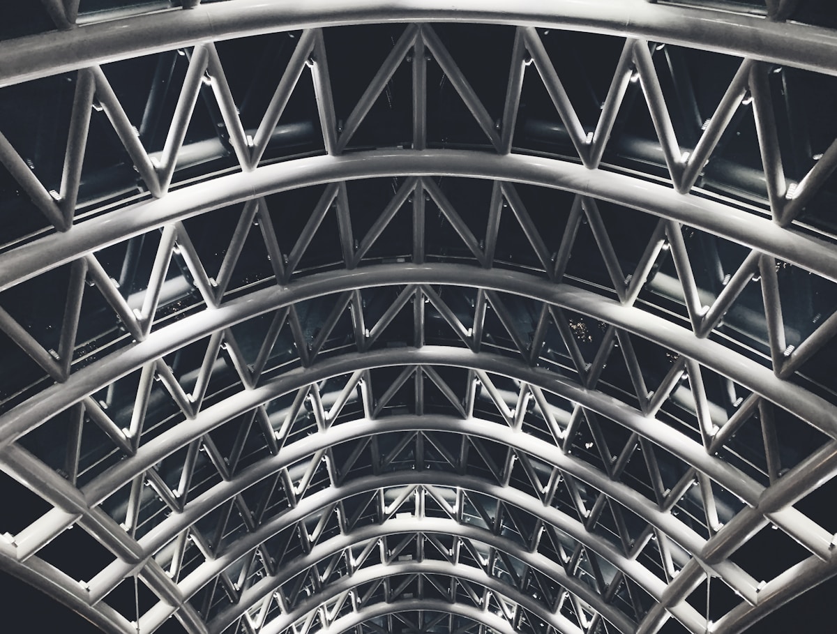Structure métallique complexe et géométrique.