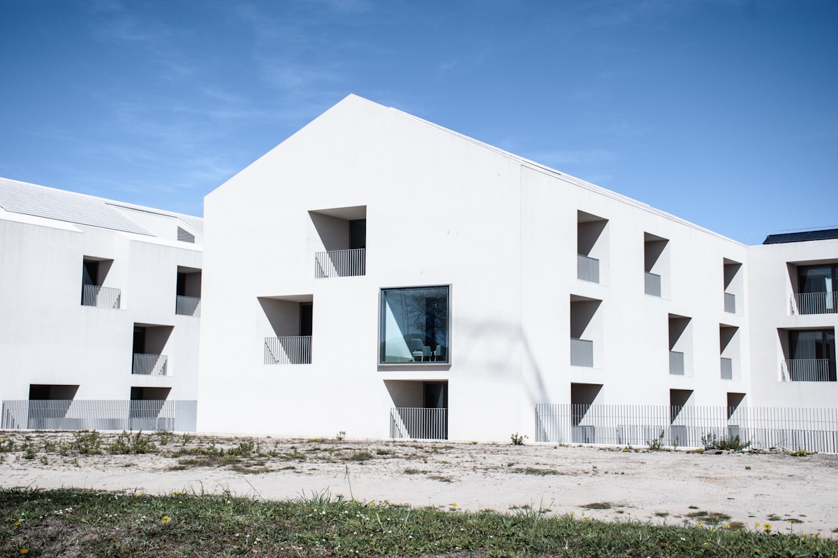 Bâtiment résidentiel moderne avec fenêtres et balcons.