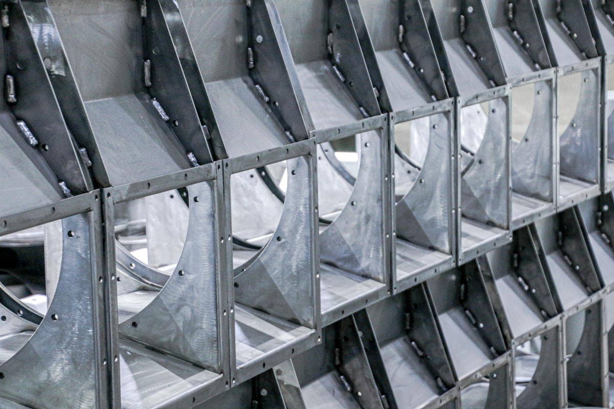 Cadre métallique gris avec des panneaux transparents empilés.
