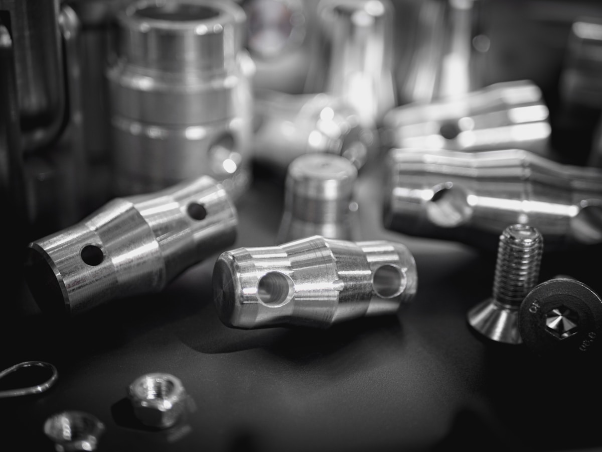 Pièces de métal usinées, outils industriels en noir et blanc.