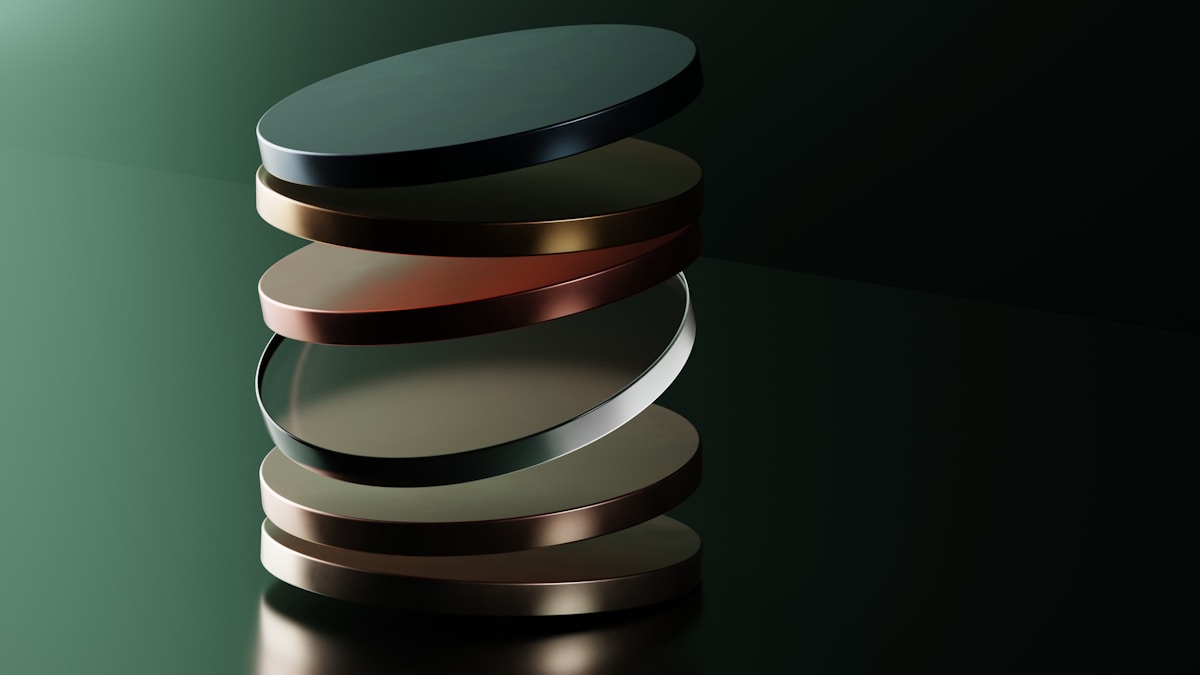 Disques circulaires empilés de différentes couleurs et textures.