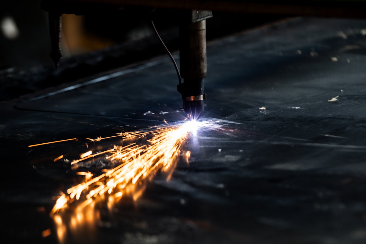Soudage à l'arc électrique créant des étincelles brillantes.