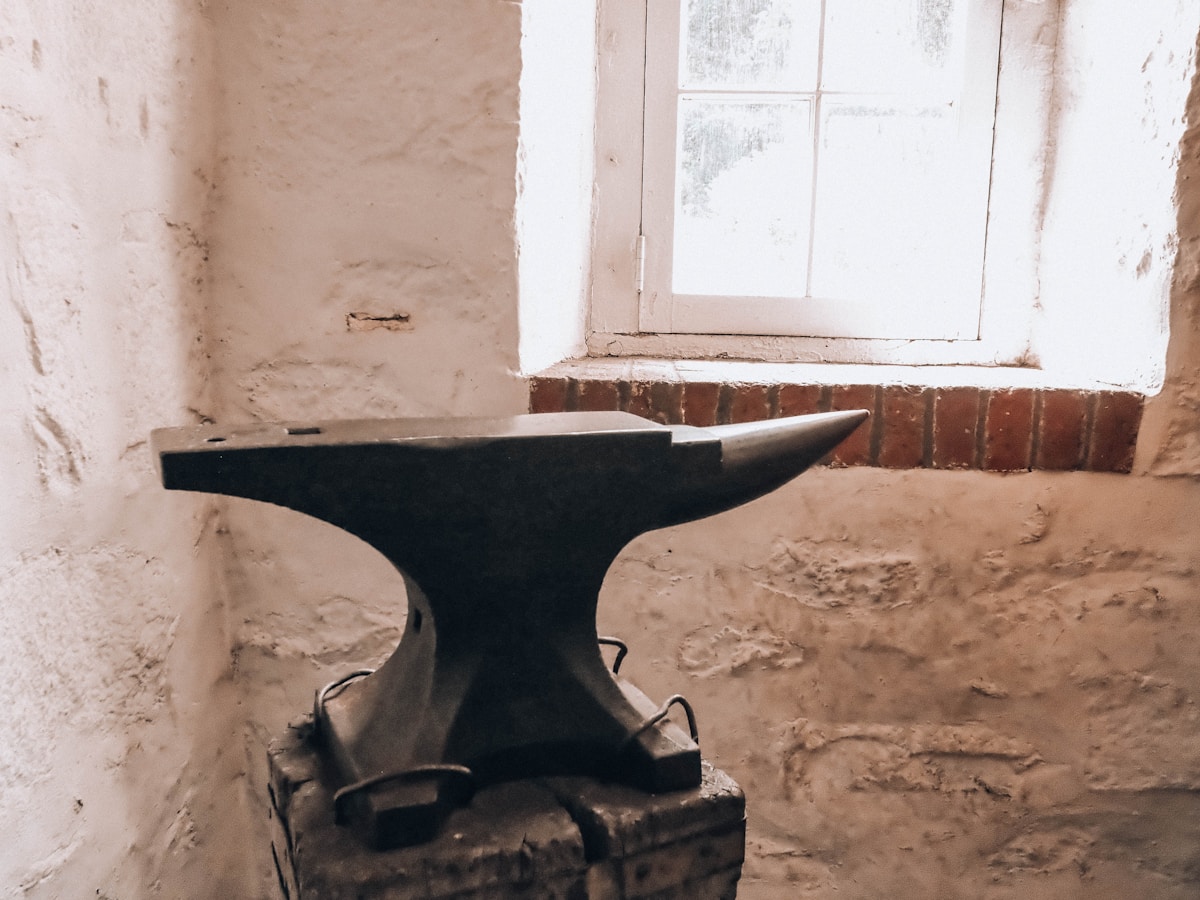 Enclume de forgeron dans une vieille pièce rustique.